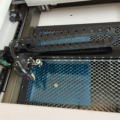 Inwendige werkomgeving Schermbeschermer Lasersnijmachine AC220V/50Hz Spanning 1000*800*800mm Grootte