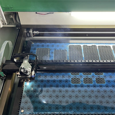 High Precision Screen Protector Laser Cutting Machine ontworpen voor het snijden van gehard glas en achterhuiden met CO2 laser technologie