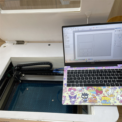 AC220V/50Hz Screenprotector Lasersnijmachine met Circulerende Waterkoeling en Balg 0,5MM Snijdikte