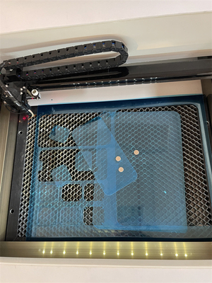 Snel en nauwkeurig mobiele gehard glas scherm beschermer laser snijmachine met hoge precisie