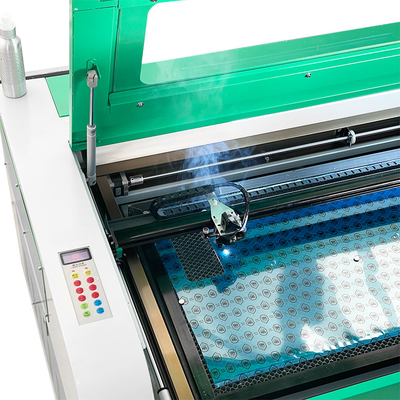 Hoogprecisie CO2-lasersnijmachine voor schermbescherming en gravering van de rughuid