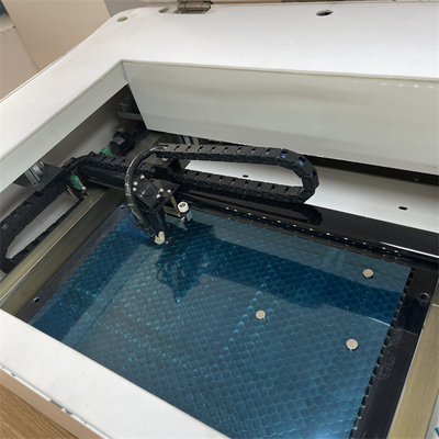 Daqin Screen Protector Laser Snijmachine met snijprecisie 0.01mm voor snelle en nauwkeurige productie